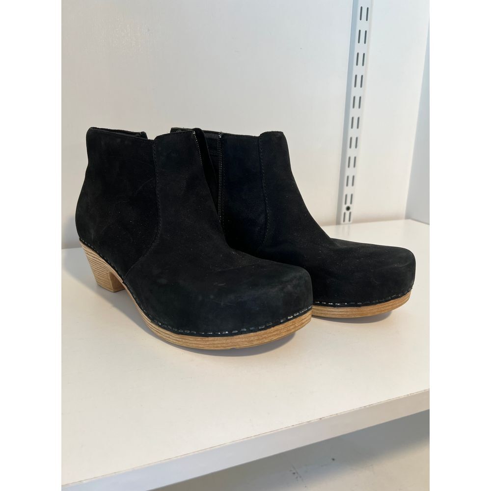 Dansko Black Suede Ankle Boots with‎ Stacked Heel Comfort Professional Booties